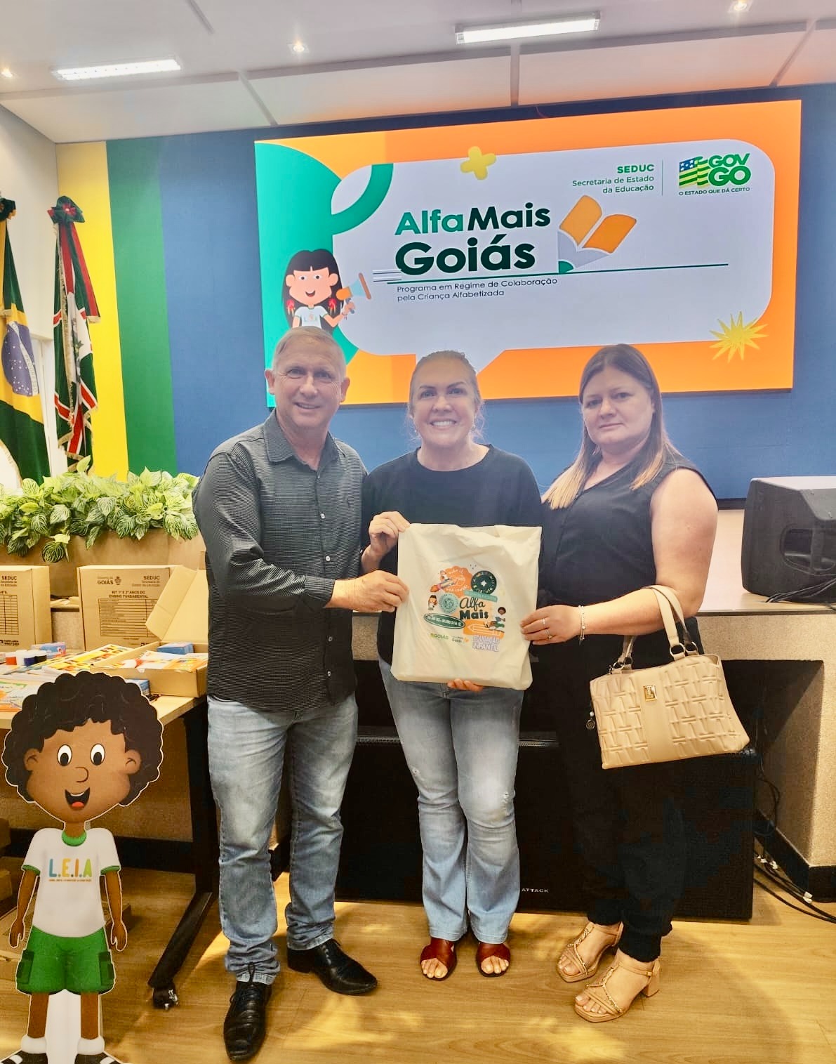 Prefeito Deny participa de evento do Programa AlfaMais Goiás e recebe kits escolares para alunos da rede municipal