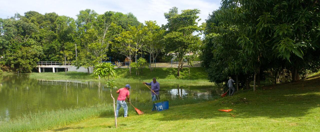 Prefeitura realiza limpeza da orla do Lago Municipal Talmeide Eustáquio de Queiroz