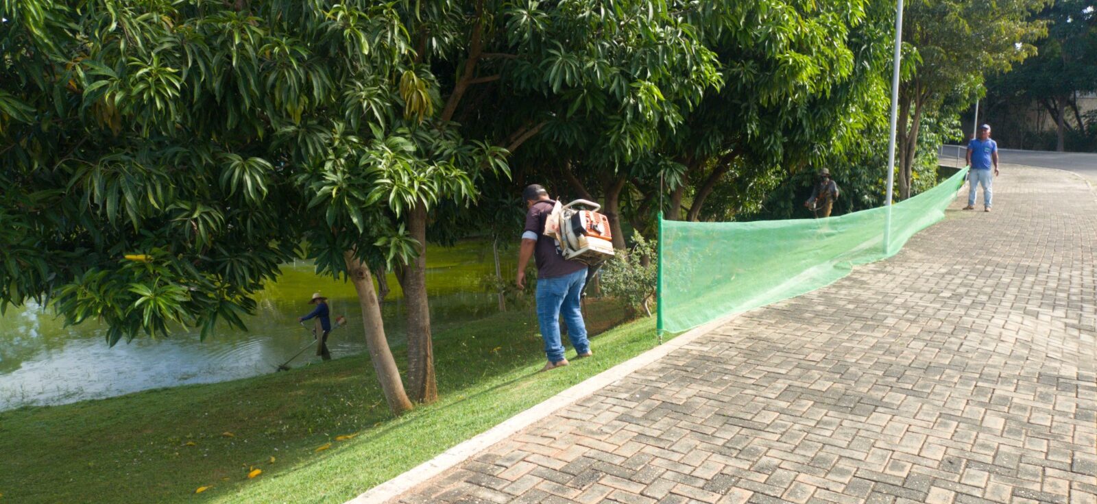 Prefeitura realiza serviços de limpeza e manutenção no Lago Municipal