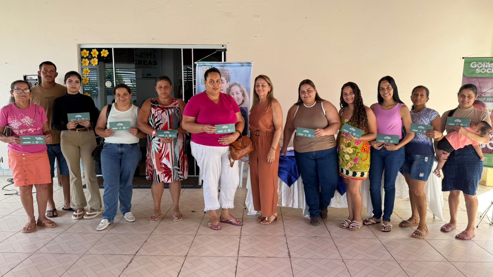 Parceria entre Prefeitura e Governo do Estado entrega cartões dos programas Mães de Goiás e Dignidade