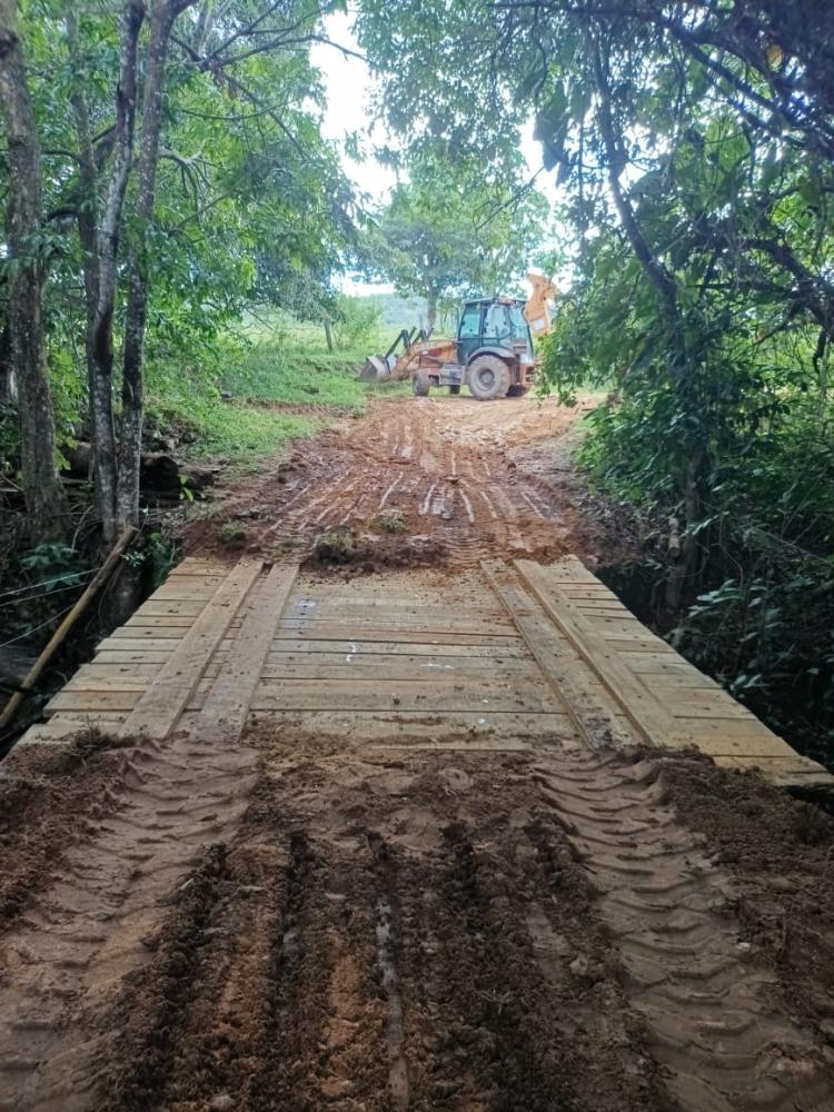 Ponte sobre o Córrego do Fundão é construída
