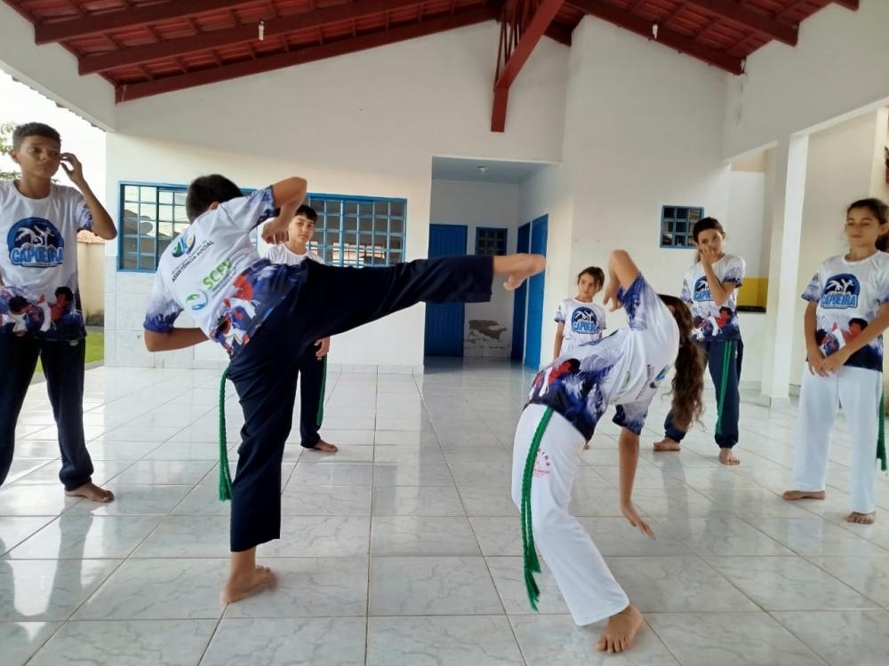 Prefeitura de Morro Agudo entrega novas camisetas para alunos de capoeira do SCFV