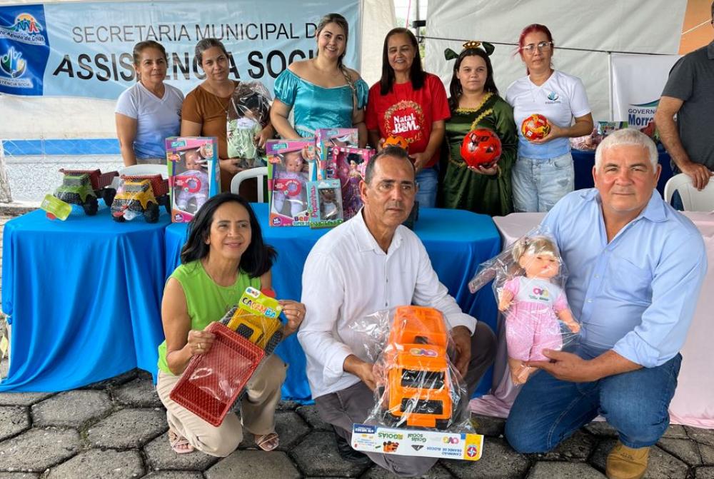 Show de Natal e Natal do Bem levam alegria às crianças de Morro Agudo